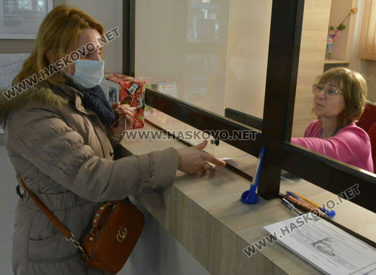 В касовия салон в община Хасково се извършват различни услуги за граждани