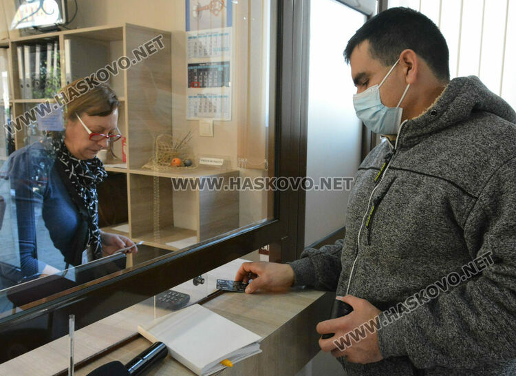 Един от гражданите плати чрез ПОС терминал