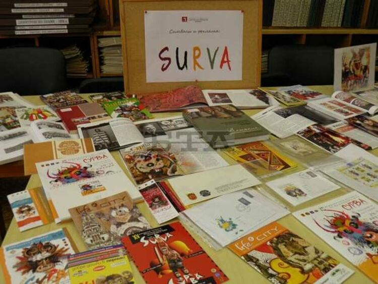 Символи и рекламни материали от фестивала „Сурва“ са подредени в Пернишката библиотека