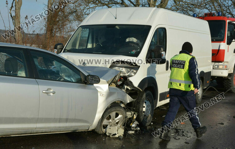Двама водачи пострадаха при челна катастрофа
