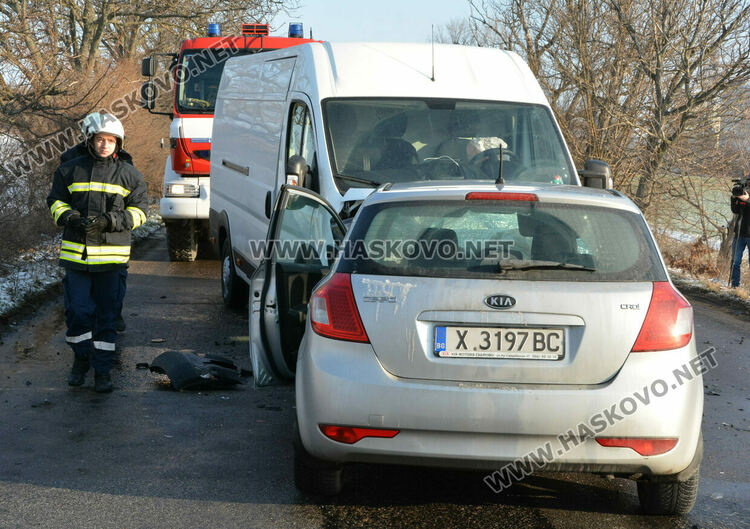 Двама водачи пострадаха при челна катастрофа