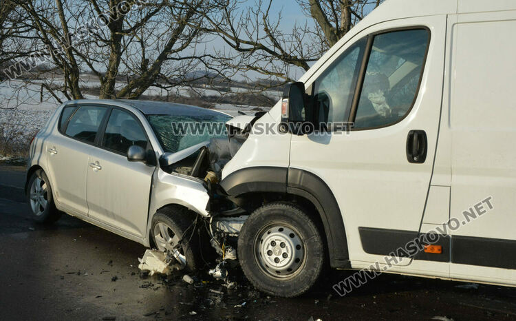 Двама водачи пострадаха при челна катастрофа