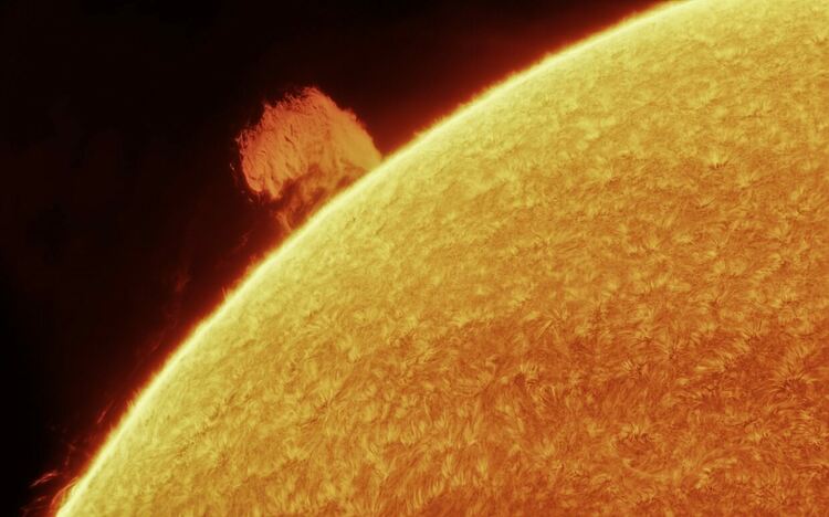 Таймлапс на чудовищно изригване на Слънцето, заснет в задния двор