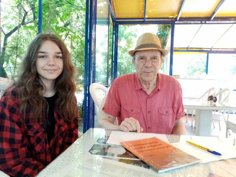 Весела Добрикова с научен ръководител Вълчо Милчев с отлично представяне на национална математическа конференция