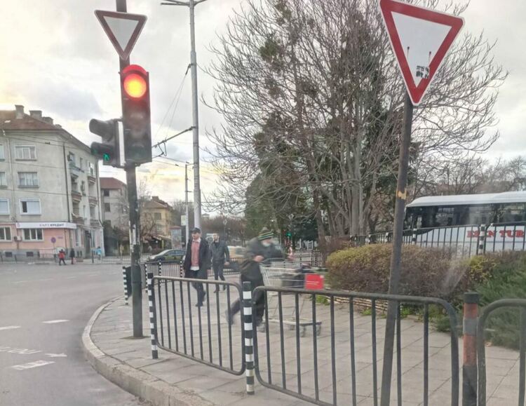 Читател: Тикат количка от хипермаркет край автогарата в Хасково 