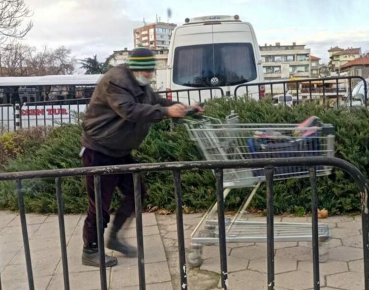 Читател: Тикат количка от хипермаркет край автогарата в Хасково 