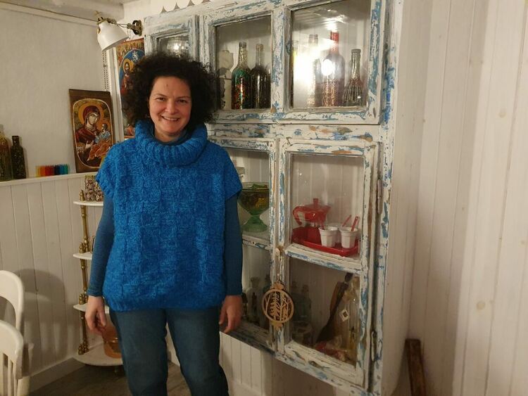 Мария Стоянова до нейния шкаф от дограма на прозорец