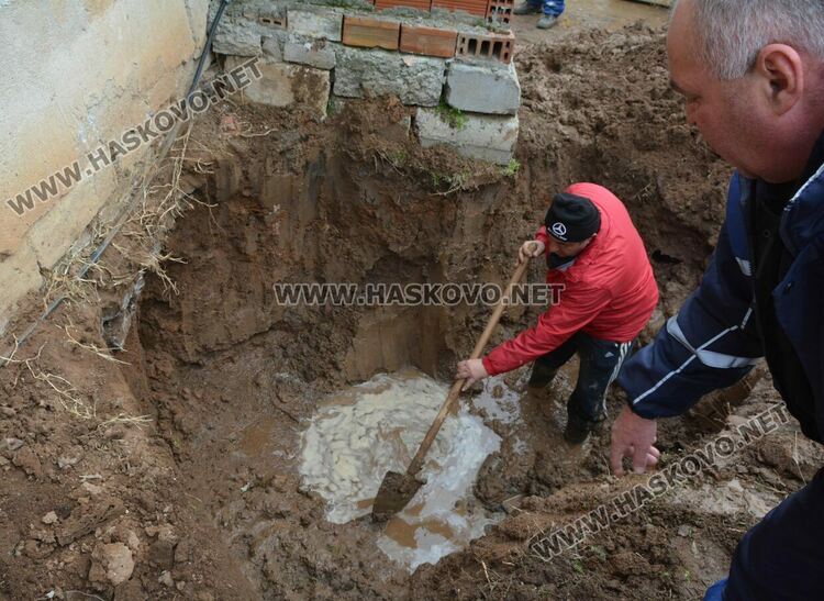Втора авария възникна във водопровод под незаконна къща и магазин