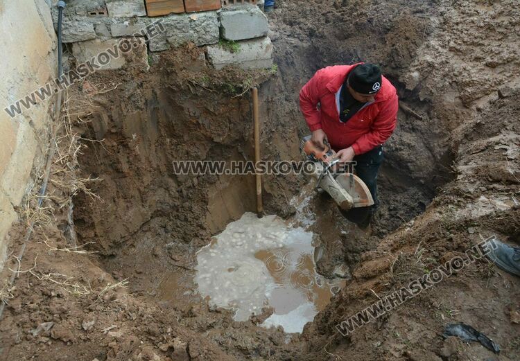 Втора авария възникна във водопровод под незаконна къща и магазин