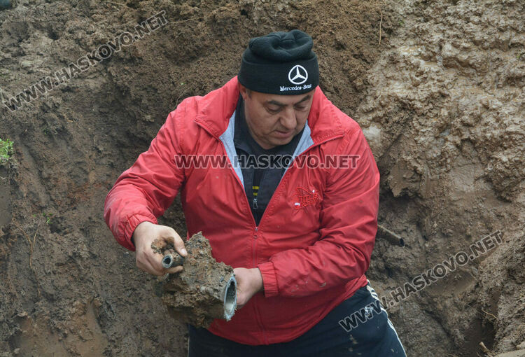 Втора авария възникна във водопровод под незаконна къща и магазин