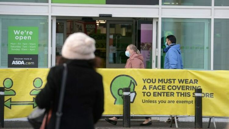  Англия отменя маските и здравните паспорти