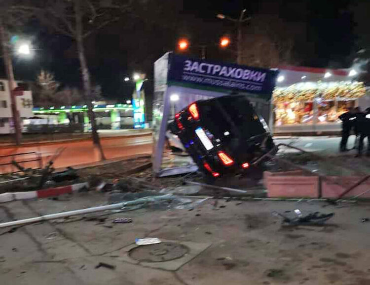 Хасковлия с Ауди разби павилион за застраховки