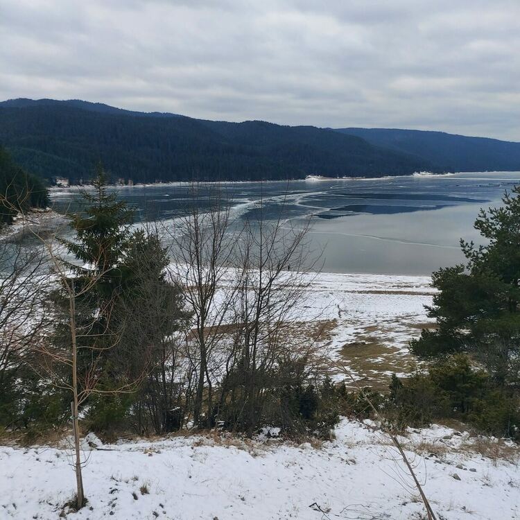 Язовири и езера замръзнаха. Ледът обаче е много тънък и опасен