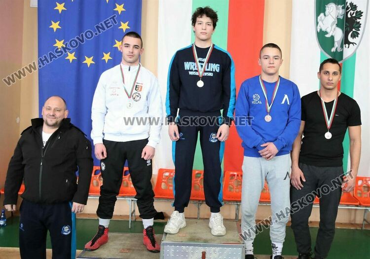 Меган Димчева се окичи със сребро на Държавното по борба в Сливен