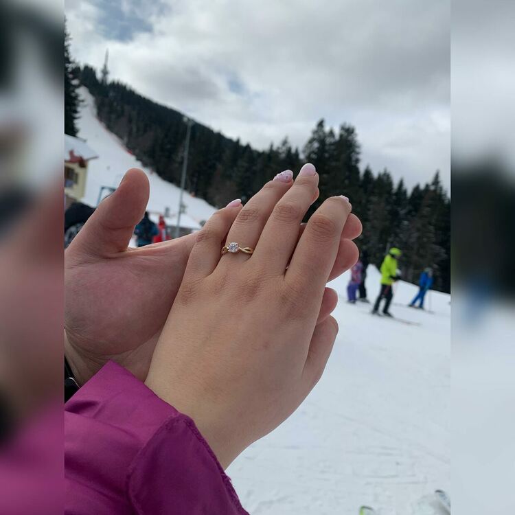 Влюбени се сгодиха пред погледите на туристите в Пампорово