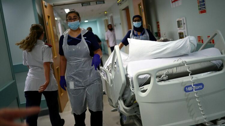 Англия оставя на работа неваксинираните служители в здравната система