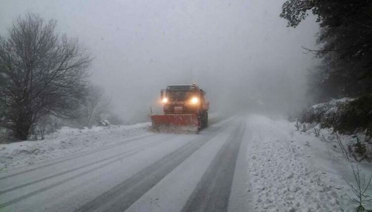 АПИ предупреждава шофьорите да тръгват подготвени, студ и сняг утре