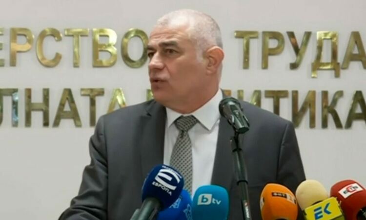 Как ще се изплащат пенсиите за февруари и допълнителните суми към тях