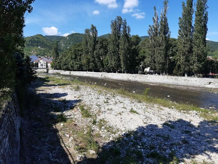 Намериха труп на мъж в коритото на река Чая 