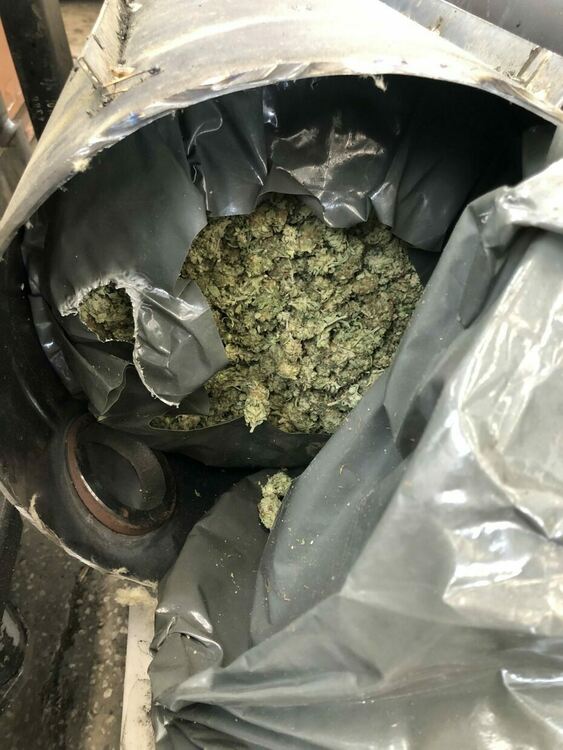 Оставиха трима в ареста за близо 7 кг марихуана, открита в газовата бутилка на Порше