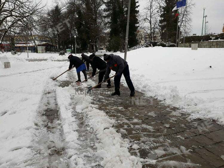 Снегът затрудни снегопочистващата фирма в Кърджали, голяма част от работниците й са болни