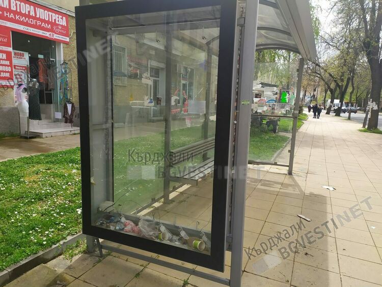 Граждани от село превърнаха централна спирка в Кърджали в кочина