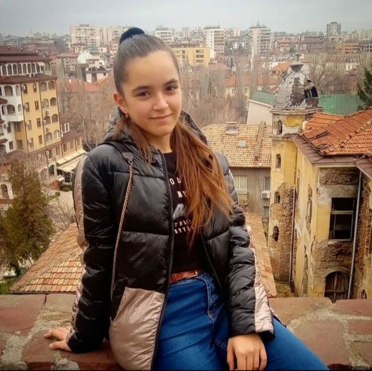 Осмокласничка от Езиковата №1 сред връстниците си в страната по творчески английски