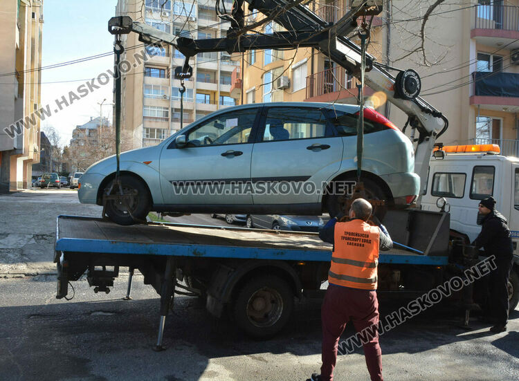 Паякът „разчисти“ коли от улица „Георги Кирков“