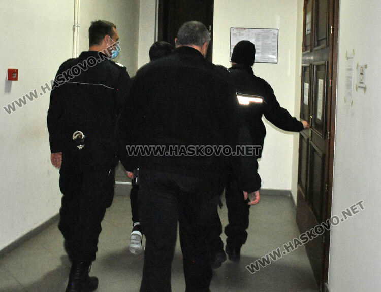 17-годишен с три присъди остава в ареста за удар на полицай