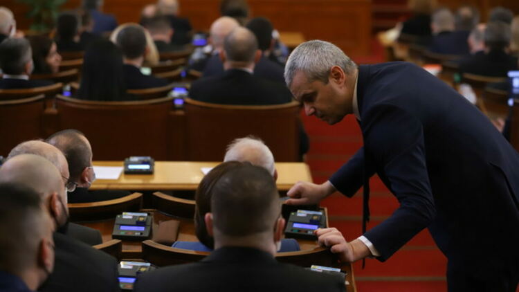 "Възраждане" събра 48 подписа, внася в КС жалба против зеления сертификат