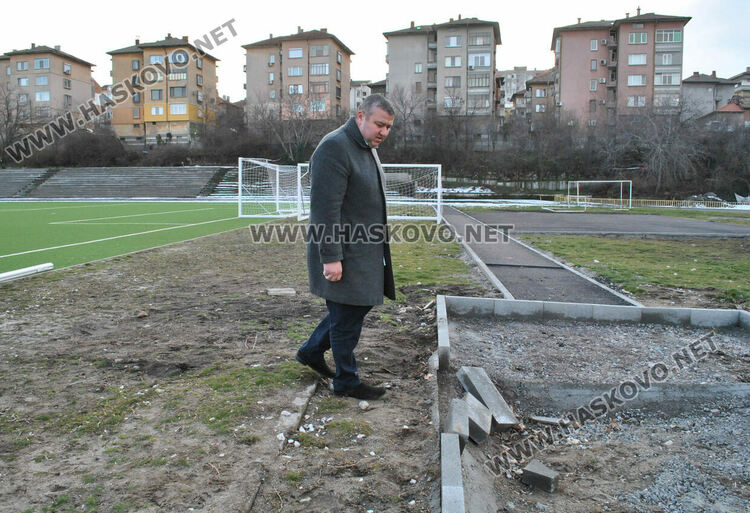 Вандали посегнаха на съоръжение на стадион „Младост“, който все още е в ремонт
