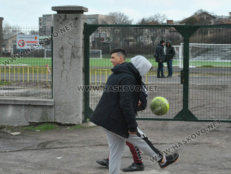 Вандали посегнаха на съоръжение на стадион „Младост“, който все още е в ремонт