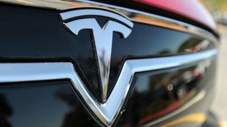 Tesla изтегля над 817 хиляди автомобила в САЩ заради проблем с предпазния колан