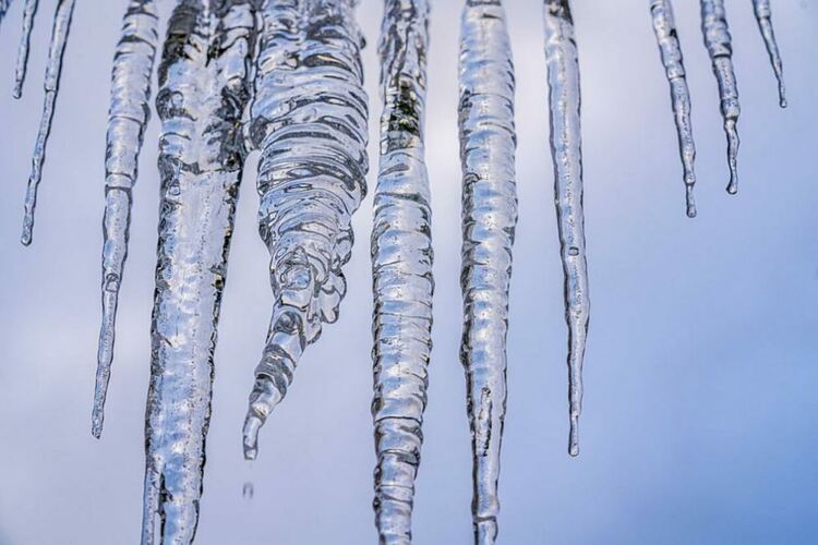 Пожарникари отводняваха етаж от къща в Девин, в Златоград отстраниха ледени висулки