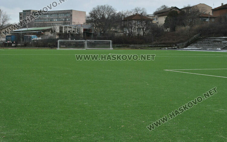 Вандали посегнаха на съоръжение на стадион „Младост“, който все още е в ремонт