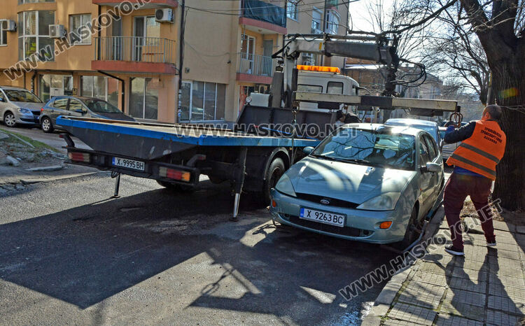 Паякът „разчисти“ коли от улица „Георги Кирков“