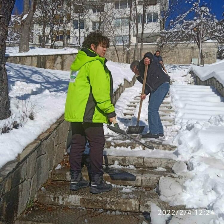 Общинарите дадоха пример - чистят стълбищата от снега /ГАЛЕРИЯ/