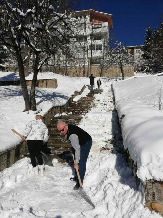 Общинарите дадоха пример - чистят стълбищата от снега /ГАЛЕРИЯ/