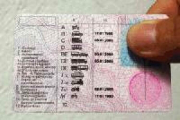 Един се опитва да преметне полицаи с книжка-менте,друг пък въобще няма документ за правоуправление