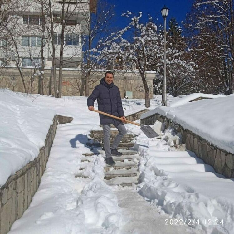 Общинарите дадоха пример - чистят стълбищата от снега /ГАЛЕРИЯ/