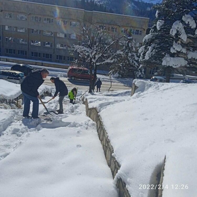 Общинарите дадоха пример - чистят стълбищата от снега /ГАЛЕРИЯ/