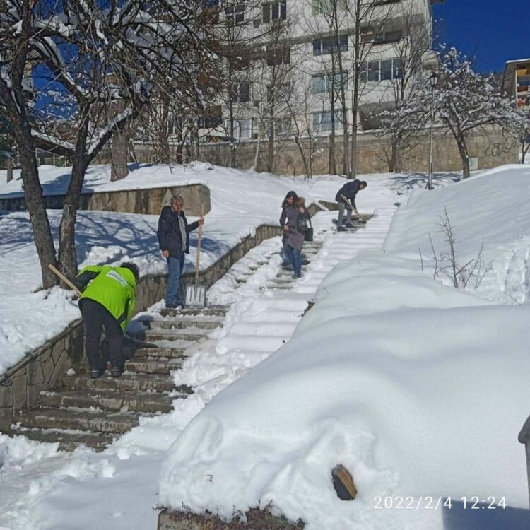 Общинарите дадоха пример - чистят стълбищата от снега /ГАЛЕРИЯ/
