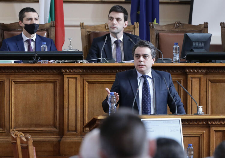 Асен Василев: Ако господин Карадайъ прочете малко по-нататък в Конституцията...