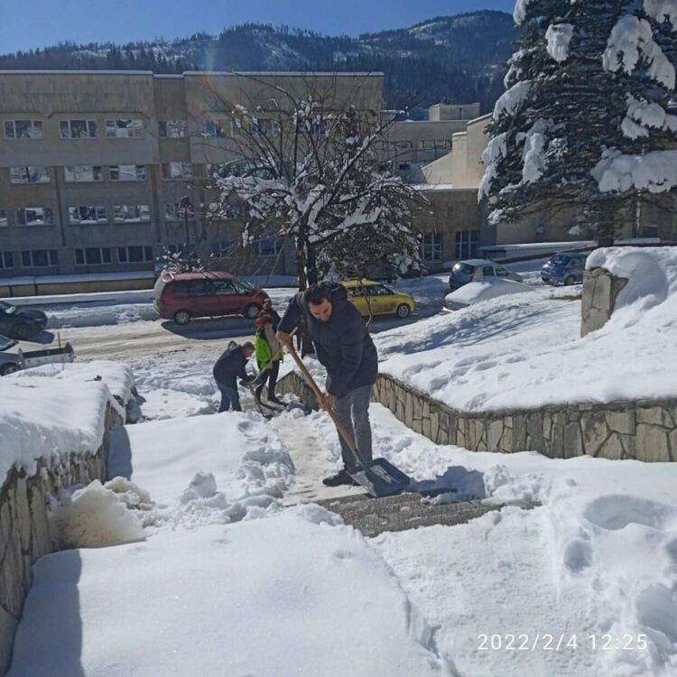 Общинарите дадоха пример - чистят стълбищата от снега /ГАЛЕРИЯ/