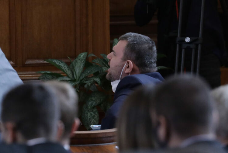 Асен Василев и Мустафа Карадайъ се скараха заради Пеевски