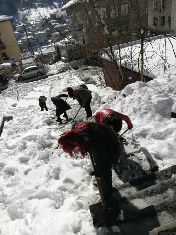 Общинарите дадоха пример - чистят стълбищата от снега /ГАЛЕРИЯ/