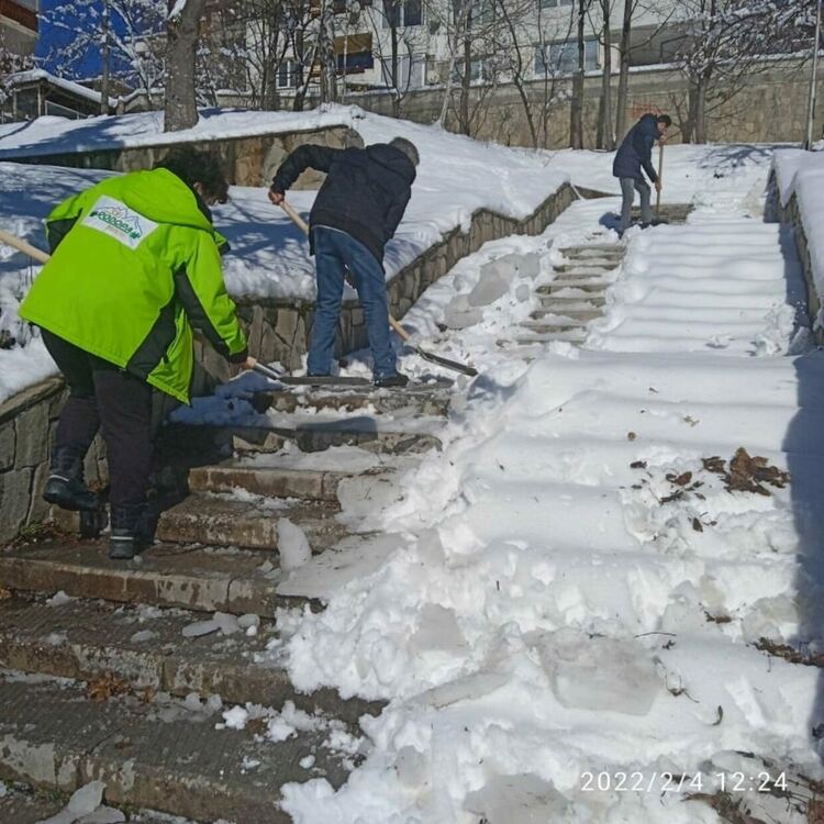Общинарите дадоха пример - чистят стълбищата от снега /ГАЛЕРИЯ/