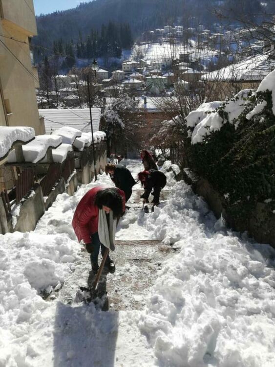 Общинарите дадоха пример - чистят стълбищата от снега /ГАЛЕРИЯ/