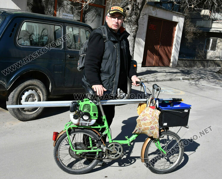 Хасковлия модифицира велосипеда си с мотор на руска косачка