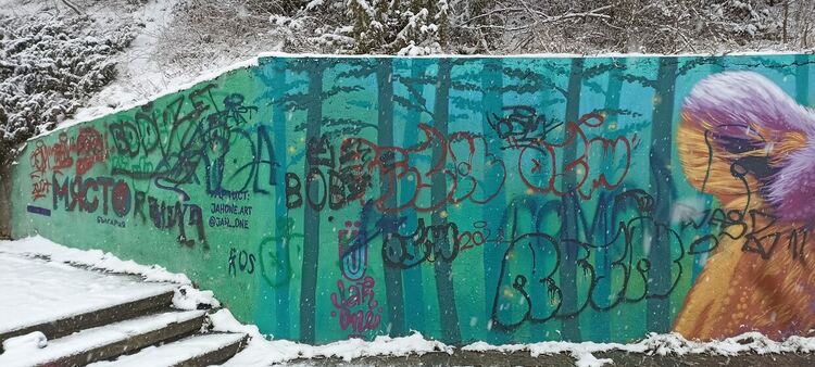 Вандали оставиха подписите си върху стенопис в центъра на Смолян 